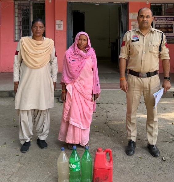 अवैध महुआ शराब के कारोबार पर तमनार पुलिस का शिकंजा, मुखबिर की सूचना पर बजरमुड़ा में छापा; 11 लीटर शराब जब्त, महिला के खिलाफ आबकारी एक्ट में कार्रवाई
