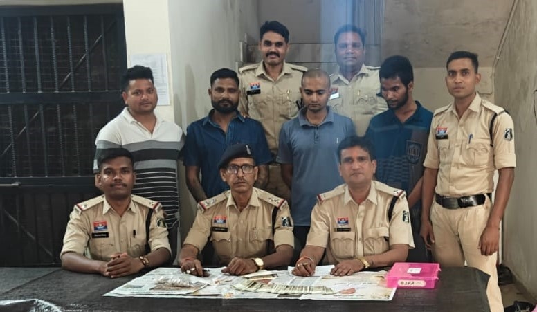 सागरदीप कॉलोनी की बड़ी चोरी का खुलासा, सकरी पुलिस ने 3 आरोपियों को दबोचा; करीब ₹6 लाख के सोने-चांदी के जेवर और नगदी बरामद, वारदात में इस्तेमाल बुलेट भी जब्त