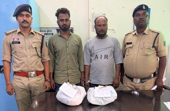 कोडीन वाली प्रतिबंधित नशीली सिरप की खेप लेकर निकले दो आरोपी पुलिस के हत्थे चढ़े, गोलबाजार में संयुक्त टीम की घेराबंदी से खुला नशे के कारोबार का राज; 28 सिरप, NTORQ मोपेड और 2 मोबाइल जब्त