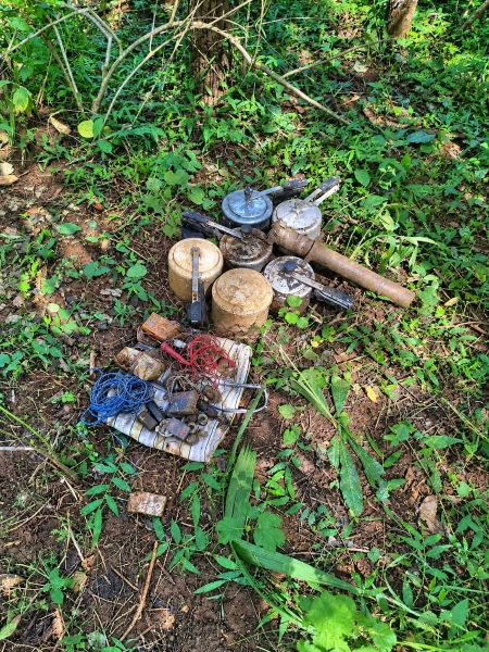 नारायणपुर में संयुक्त तलाशी अभियान से टली बड़ी अनहोनी, भटबेड़ा के जंगल में मिले 7 IED; पुलिस-ITBP ने घेराबंदी कर विस्फोटकों को सुरक्षित नष्ट किया, निर्माण में इस्तेमाल उपकरण भी बरामद