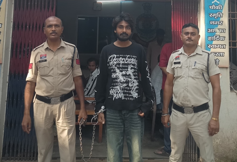 चिट्टा-हेरोइन की बिक्री का खुलासा, ग्राहक तलाशते 23 वर्षीय आरोपी को पुलिस ने दबोचा; 10.51 ग्राम मादक पदार्थ और Apple मोबाइल समेत ₹2.60 लाख की सामग्री जब्त