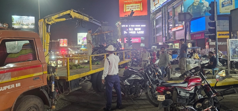 एमजी रोड चौपाटी पर बेतरतीब पार्किंग अब नहीं चलेगी, ट्रैफिक पुलिस ने कसा शिकंजा—माइक से चेतावनी के बाद भी वाहन नहीं हटाया तो क्रेन और व्हील लॉक से होगी कार्रवाई, चालान-जप्ती भी तय