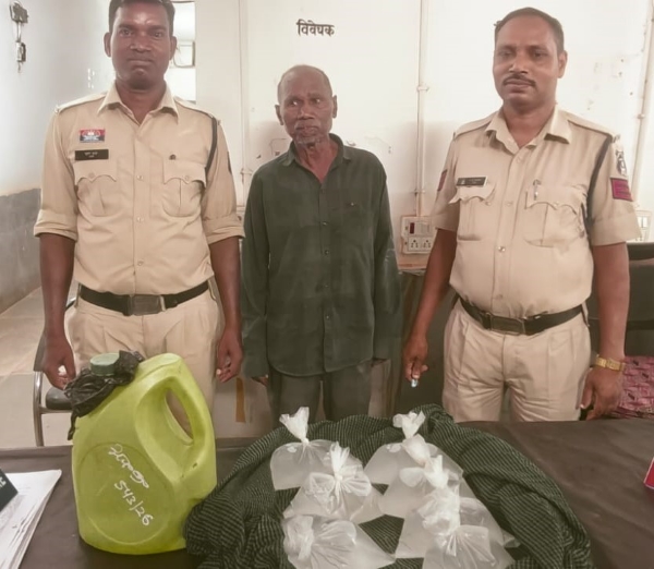 चेतना विरुद्ध नशा अभियान में सीपत पुलिस की बड़ी कार्रवाई, जेवरा में 12 लीटर अवैध कच्ची महुआ शराब के साथ आरोपी गिरफ्तार — ₹2400 कीमत की शराब जप्त, आबकारी एक्ट के तहत कार्रवाई कर भेजा गया जेल