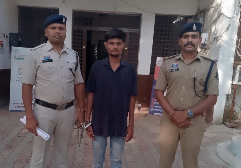 बाउंड्रीवॉल फांदकर फैक्ट्री में घुसे चार आरोपी, चोरी रोकने पर गार्ड के सिर पर लोहे के पाइप से किया जानलेवा वार — बलौदाबाजार पुलिस ने फरार चौथे आरोपी को दबोचा, अब चारों आरोपी पुलिस की गिरफ्त में