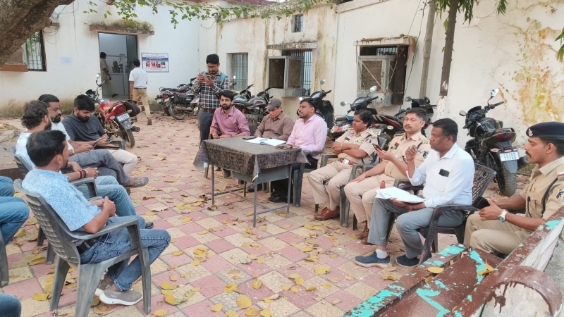 नवरात्रि-गरबा और दशहरा को लेकर पुलिस-प्रशासन अलर्ट, शांति समिति की बैठक में सुरक्षा से लेकर यातायात तक बनी रणनीति — पंडालों में CCTV और वालंटियर्स की तैनाती के निर्देश, शराबी वाहन चालकों व हुड़दंगियों पर रहेगी कड़ी नजर