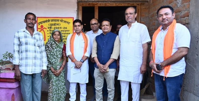 पक्के घर से धुएं से मुक्ति और घर-घर नल तक—सरकारी योजनाओं ने बदली मोहला-मानपुर के ग्रामीण परिवार की तस्वीर, मंत्री टंक राम वर्मा ने जाना योजनाओं का असर — बोले, अंतिम व्यक्ति तक विकास पहुंचाना सरकार की सर्वोच्च प्राथमिकता