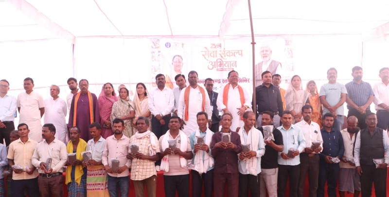 सूरजपुर में सेवा संकल्प अभियान ने बढ़ाई ग्रामीणों की जागरूकता, किसानों को धान के बदले विविध फसलें अपनाने और समय पर एग्रीस्टैक पंजीयन की दी जानकारी — आयुष्मान कार्ड, जननी सुरक्षा, मत्स्य पालन और उद्यानिकी योजनाओं से भी कराया अवगत