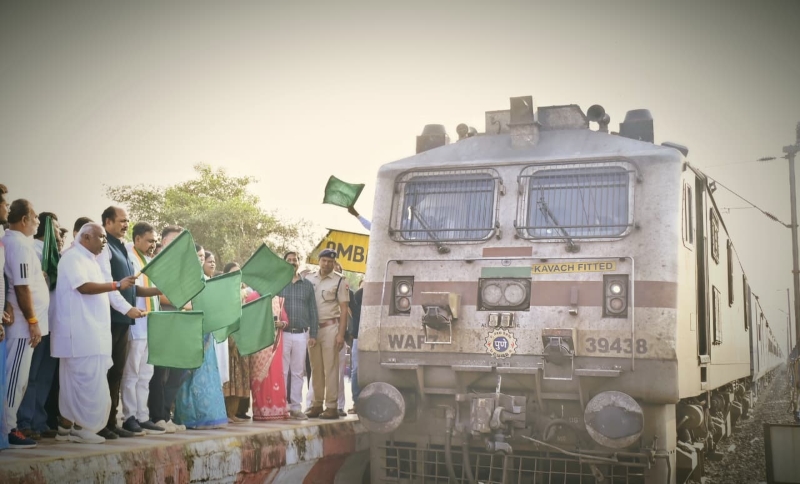 अम्बिकापुर से दिल्ली के लिए बढ़ी रेल कनेक्टिविटी, मंगलवार और गुरुवार को चलेगी हजरत निजामुद्दीन एक्सप्रेस — लंबे समय से चली आ रही मांग हुई पूरी, स्टेशन पर नए प्लेटफॉर्म, विस्तारित रेल लाइन और बड़े एफओबी से बढ़ेंगी यात्री सुविधाएं