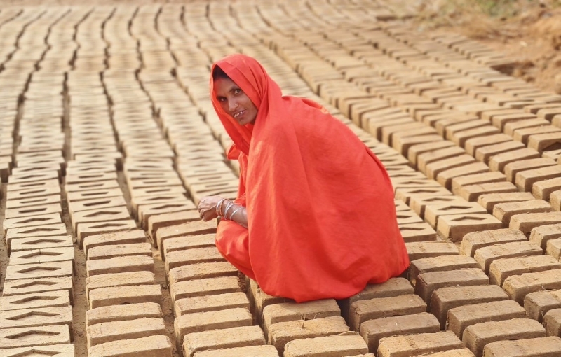 मिट्टी को ईंटों में ढालने वाले हाथ अब गढ़ रहे आत्मनिर्भरता की नई कहानी, महतारी वंदन की ₹1,000 मासिक सहायता से बिंदिया बाई ने संभाला पुश्तैनी कारोबार — पहले जरूरी सामग्री के लिए लेती थीं उधार, अब नियमित आर्थिक संबल से बढ़ा आत्मविश्वास, पक्के घर ने भी दी सुरक्षित जिंदगी