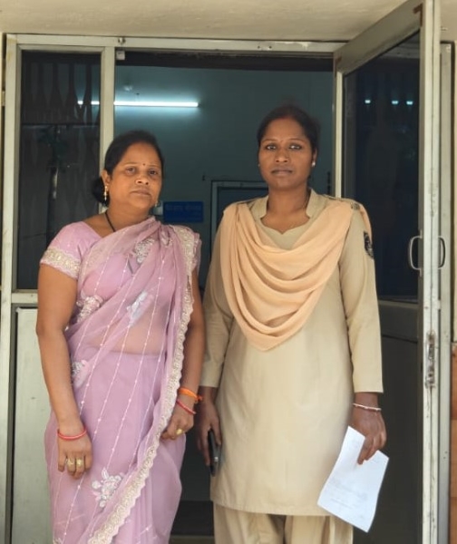 ‘पैसा दोगुना’ करने का लालच देकर ग्रामीण महिलाओं से 70.77 लाख की ठगी, शेयर मार्केट के नाम पर चलता रहा भरोसे का खेल — रायगढ़ पुलिस ने सक्ती से महिला आरोपी को दबोचा, तीन बैंक खाते, एटीएम कार्ड और मोबाइल जब्त; पति-मां समेत अन्य आरोपियों की भूमिका की जांच तेज