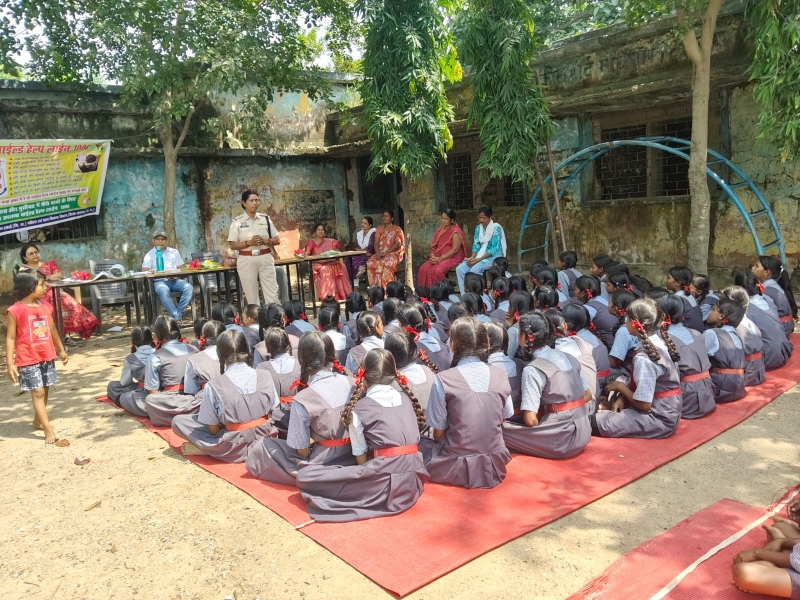 ‘ना’ कहना तुम्हारा अधिकार, खतरा महसूस हो तो तुरंत बताओ—टारपाली स्कूल में महिला थाना पुलिस ने बच्चों को किया जागरूक — गुड टच-बैड टच, सोशल मीडिया सुरक्षा, OTP-पासवर्ड की गोपनीयता और यातायात नियमों पर हुई विशेष समझाइश
