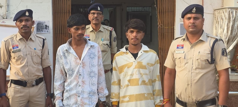 नशे के नेटवर्क पर पुलिस की कार्रवाई, चिट्टा बिक्री के मामले में फरार दो आरोपियों को खुर्सीपार पुलिस ने दबोचा — मेमोरेण्डम में मिली जानकारी के आधार पर लगातार पतासाजी के बाद गिरफ्तारी, एनडीपीएस एक्ट और जेजे एक्ट के तहत कार्रवाई