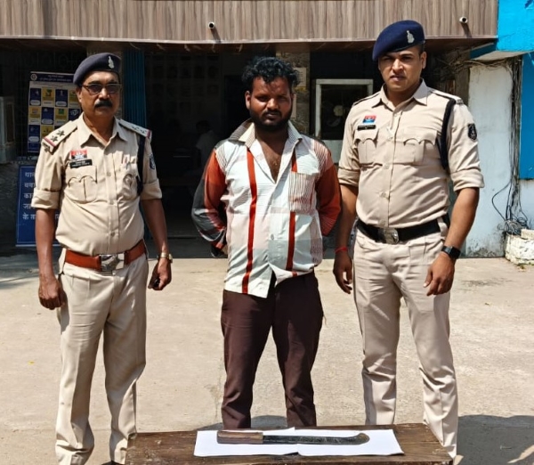 आर.के. मैदान में धारदार हथियार लहराकर लोगों में दहशत फैलाने वाला आरोपी सुपेला पुलिस के हत्थे चढ़ा — घेराबंदी कर हथियार सहित पकड़ा, आर्म्स एक्ट के तहत कार्रवाई के बाद भेजा गया न्यायिक रिमांड पर