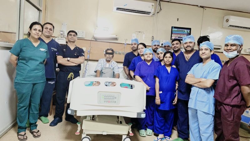 जब हृदय की पंपिंग क्षमता सिर्फ 15% रह गई, तब मेकाहारा के डॉक्टरों ने रचा सफलता का अध्याय—कार्डियक अरेस्ट से जूझे 73 वर्षीय मरीज की तीनों ब्लॉक धमनियों का बाईपास और एओर्टिक वाल्व रिप्लेसमेंट एक साथ — हाई रिस्क सर्जरी के बाद मरीज डिस्चार्ज की स्थिति में