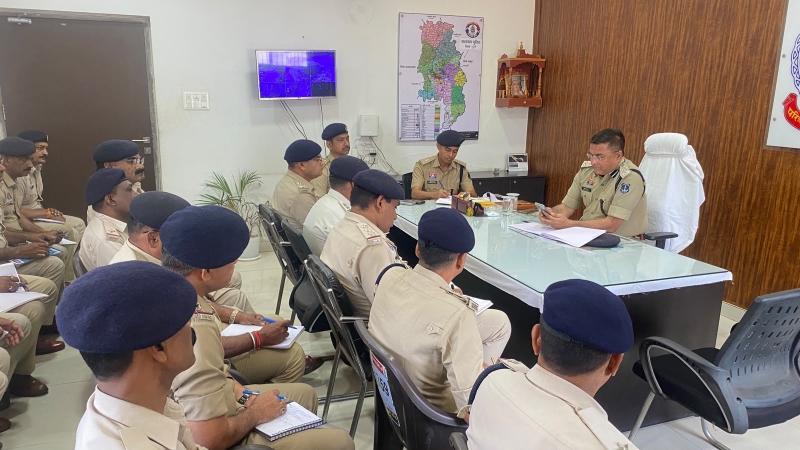 नवरात्रि में दुर्ग की ट्रैफिक व्यवस्था पर पुलिस की पैनी नजर, दुर्घटना संभावित इलाकों से लेकर भीड़भाड़ वाले बाजारों तक कसेगी व्यवस्था—नाबालिग ड्राइविंग, शराबी वाहन चालक और तेज रफ्तार पर सख्ती के निर्देश