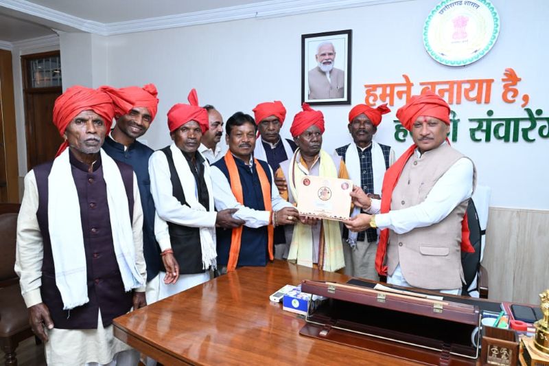 न रावण दहन, न परंपरागत दशहरा! 75 दिनों तक मां दंतेश्वरी की आराधना में डूबता है बस्तर, विश्व प्रसिद्ध दशहरा पर्व का न्योता लेकर मुख्यमंत्री विष्णु देव साय से मिले मांझी-चालकी