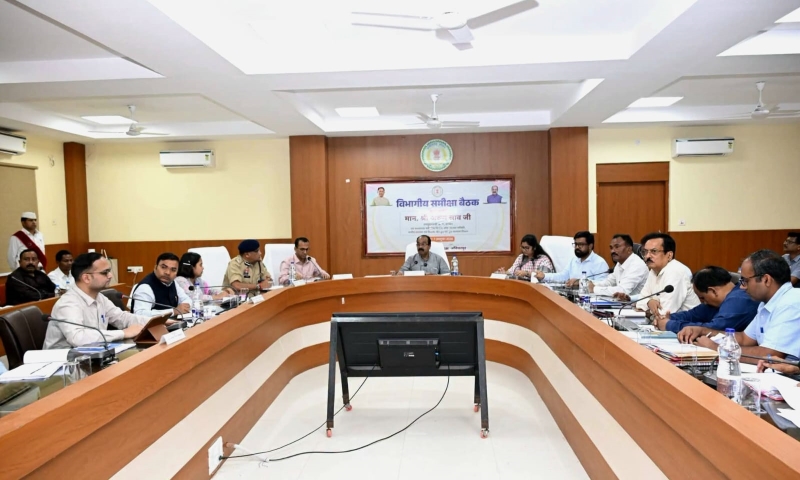 उप मुख्यमंत्री अरुण साव ने सरगुजा-सूरजपुर में विकास कार्यों की समीक्षा कर तय की प्राथमिकताएं, त्योहारों से पहले सड़कों की मरम्मत पूरी करने और अक्टूबर तक पीएम आवास निर्माण पूर्ण करने के निर्देश; योजनाओं के समयबद्ध व गुणवत्तापूर्ण क्रियान्वयन पर जोर