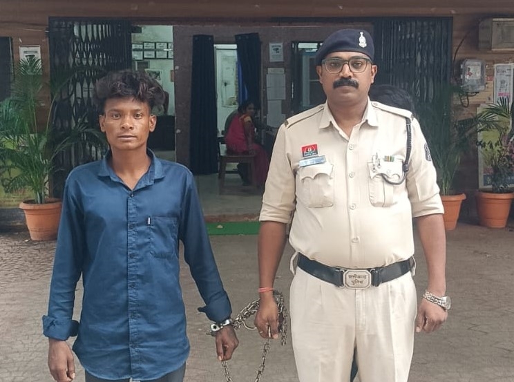 राहगीरों में दहशत फैलाने निकला युवक पुलिस के शिकंजे में, भाठागांव बस स्टैंड पर चाकू लेकर धमकाते पकड़ा गया आरोपी; टिकरापारा पुलिस ने धारदार चाकू जब्त कर भेजा न्यायिक अभिरक्षा में