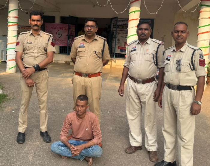 पहले अपहरण, फिर चाकू दिखाकर मोबाइल-पासवर्ड हासिल किए और UPI से उड़ाए ₹1 लाख, पंडरीपानी के कमरे में बंधक बने रहे प्रोफेसर; रातभर चले रेस्क्यू ऑपरेशन में सकुशल बरामद, एक आरोपी हिरासत में—तीन की तलाश जारी