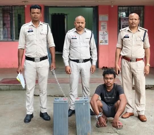 मोबाइल टावर का ताला तोड़कर 6 एक्साइड बैटरियां चोरी करने वाला फरार आरोपी हेमंत राठिया गिरफ्तार, तमनार पुलिस ने निशानदेही पर 2 बैटरियां की बरामद; पहले पकड़े जा चुके साथी से भी 4 बैटरियां हुई थीं जब्त