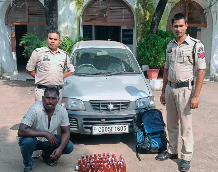 कार में छिपाकर अवैध शराब की खेप ले जा रहा था 52 वर्षीय शराब कोचिया, सिमगा पुलिस की घेराबंदी में रंगे हाथों पकड़ा गया; 43 पाव देशी मसाला शराब समेत परिवहन में इस्तेमाल अल्टो कार जब्त
