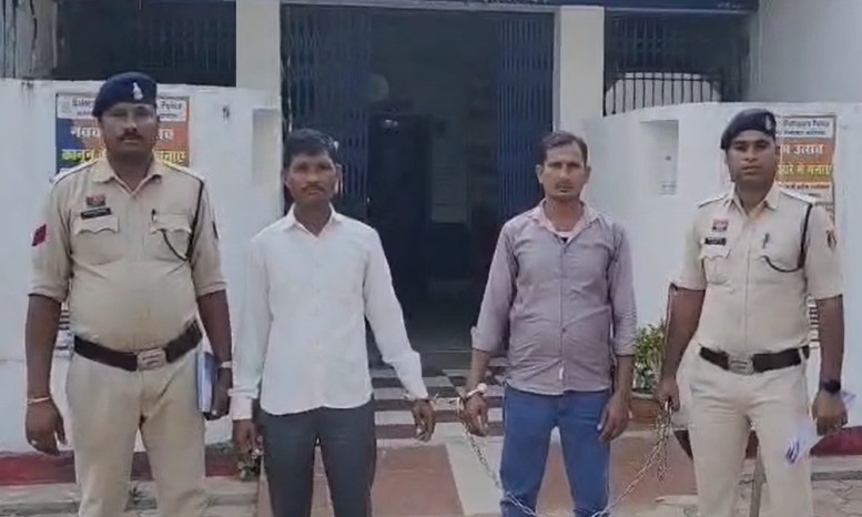 पुरानी रंजिश में किराना दुकान में घुसकर सगे भाइयों ने किया हमला, गाली-गलौज और जान से मारने की धमकी के बाद लोहे के 1 किलो बाट से प्रार्थी को पीटा; पलारी पुलिस ने दोनों आरोपियों को दबोचा, हथियार बरामद