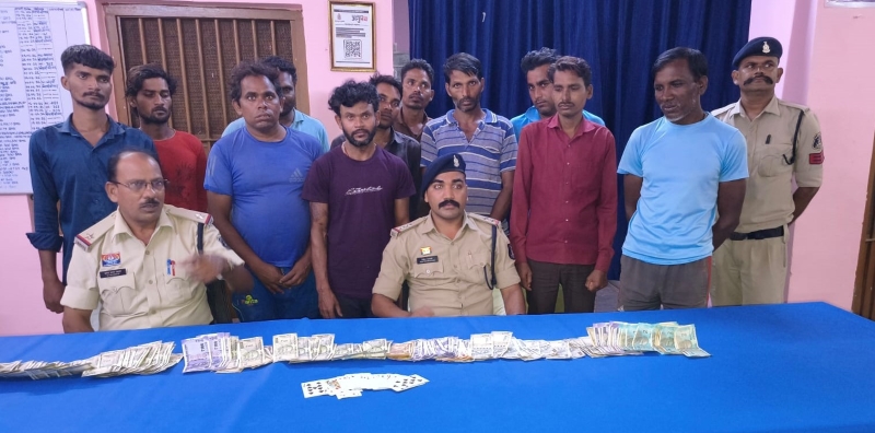 बावन पत्ती के दांव पर चल रहा था जुए का खेल, मुखबिर की सूचना पर अकलतरा पुलिस ने एक साथ 3 जगह मारी रेड; 11 जुआरी दबोचे गए, मौके से हजारों की नकदी और ताश की गड्डियां बरामद