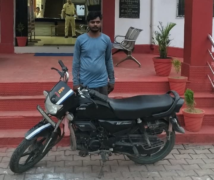 नाबालिग बालिका को बहला-फुसलाकर भगाने में सहयोग करने वाला फरार आरोपी कोरबा से गिरफ्तार, बलौदा पुलिस ने दबोचा; वारदात में प्रयुक्त मोटरसाइकिल बरामद, आरोपी को न्यायिक रिमांड पर भेजा
