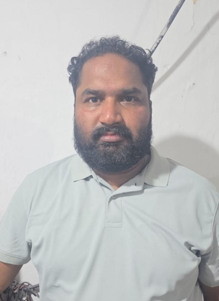 होटल संचालक से मारपीट और धमकी के मामले में फरार आरोपी का आत्मसमर्पण, लगातार दबिश के बाद पुलिस के सामने आया दीपलाल निराला; जूटमिल पुलिस ने बीएनएस की संबंधित धाराओं में की कार्रवाई, एसएसपी शशि मोहन सिंह बोले—कानून को चुनौती देने वालों पर सख्ती, समाज की मुख्यधारा में लौटने वालों को सहयोग मिलेगा