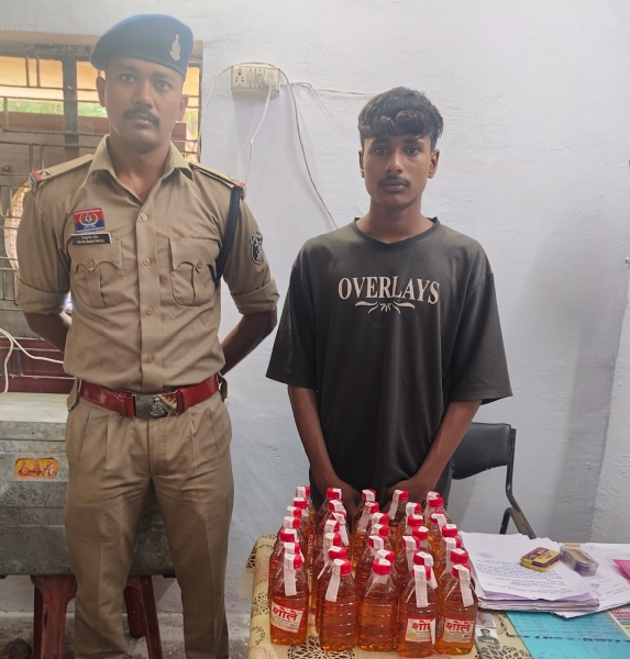 मुखबिर की सूचना पर दुर्ग पुलिस ने घेराबंदी कर पकड़ा अवैध शराब बेचने का आरोपी, पुलिस को देखकर भागने की कोशिश नाकाम; 3,500 रुपए कीमत की 35 पौव्वा देशी शराब जब्त, अवैध शराब की बिक्री और परिवहन पर कार्रवाई जारी रखने के साथ दुर्ग पुलिस ने नागरिकों से सूचना देने की अपील की
