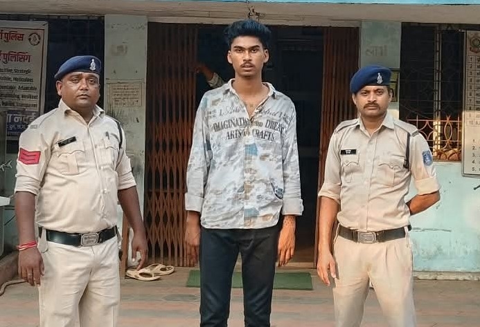 नेवई डैम के पास नशीली टेबलेट बेचते पकड़ा गया 22 वर्षीय आरोपी, पुलिस ने घेराबंदी कर 274 टेबलेट और बिक्री की 1,09,070 रुपए नकद रकम की जब्त; आईफोन व धारदार हथियार सहित कुल 2,59,170 रुपए की सामग्री बरामद, एनडीपीएस और आर्म्स एक्ट के तहत मामला दर्ज कर दुर्ग पुलिस की कार्रवाई जारी
