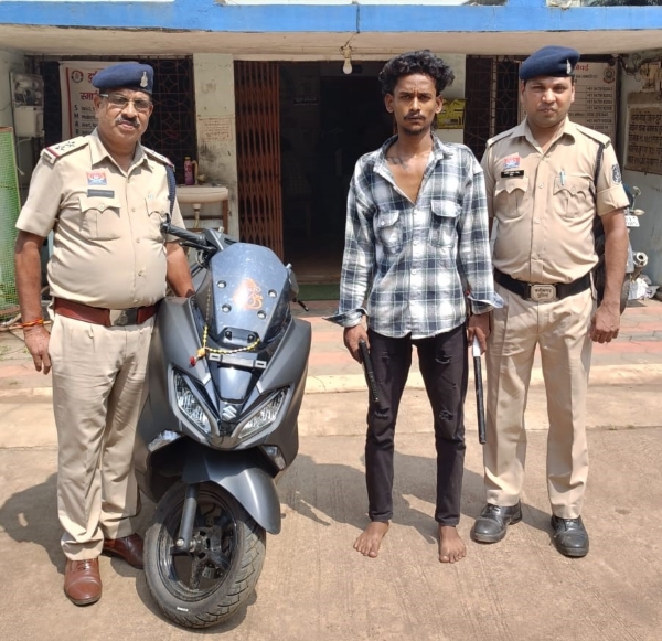स्टेशन मरोदा ओवरब्रिज के नीचे हथियार लहराकर दहशत फैलाने की कोशिश, मुखबिर की सूचना पर नेवई पुलिस की त्वरित कार्रवाई; आरोपी डावेंद्र उर्फ दाउ के कब्जे से लंबा धारदार हथियार, एयरगन और स्कूटर जब्त, न्यायालय में पेशी के बाद केंद्रीय जेल में निरुद्ध—सार्वजनिक स्थानों पर हथियार लेकर घूमने वालों पर पुलिस की सख्ती जारी