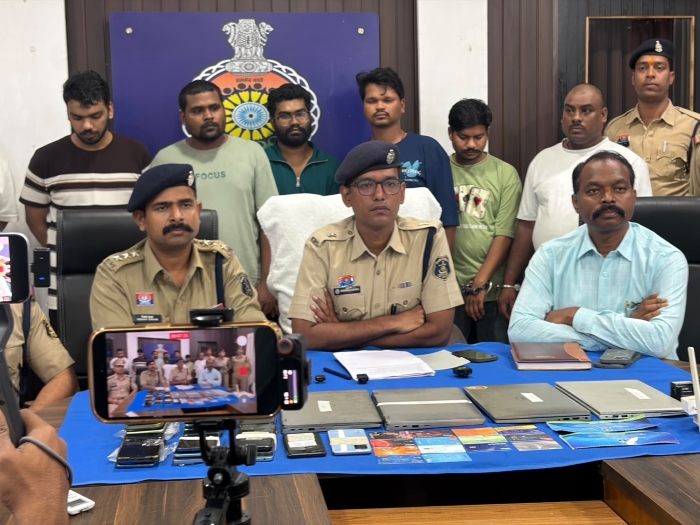 दुर्ग पुलिस की अंतरराज्यीय कार्रवाई से ठाणे में चल रहे ऑनलाइन सट्टा-बेटिंग के दो पैनलों का खुलासा, शिफ्ट के आधार पर सट्टा संचालन और विभिन्न बैंक खातों से संदिग्ध लेन-देन करते 10 आरोपी पकड़े गए; 31 मोबाइल फोन, 4 लैपटॉप, एटीएम कार्ड, पासबुक सहित डिजिटल सामग्री जब्त, करोड़ों के ट्रांजैक्शन का विवरण खंगाल रही पुलिस—म्यूल बैंक खातों के दुरुपयोग पर सख्त कार्रवाई जारी
