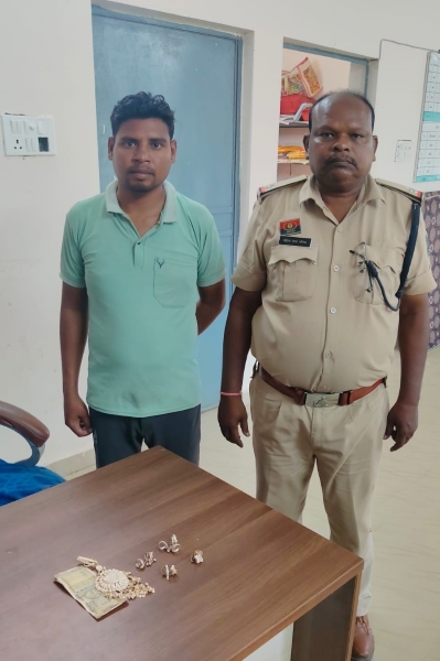 चोरी का माल खरीदने और बेचने वालों पर बलौदाबाजार-भाटापारा पुलिस का शिकंजा, ग्राम मरदा में सूने मकान का ताला तोड़कर चोरी के मामले में फरार तीसरा आरोपी गिरफ्तार; चांदी का चाबी रिंग और बिछिया बिक्री के बदले दिए गए 5,000 रुपए बरामद, पूर्व में लैपटॉप व अन्य चोरी का सामान जब्त—लवन पुलिस की विवेचना जारी
