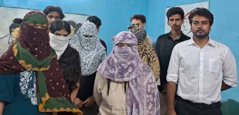 गरबा की वेशभूषा में सिगरेट पीने और पिस्टलनुमा वस्तु दिखाने वाला वीडियो वायरल होने पर बिलासपुर पुलिस की कार्रवाई, सोशल मीडिया पर प्रसारित वीडियो की शिकायत के बाद सिविल लाइन थाने में बीएनएस की धाराओं के तहत अपराध दर्ज; मामले में 9 आरोपी गिरफ्तार, सभी के विरुद्ध प्रतिबंधात्मक कार्रवाई भी शुरू—धार्मिक एवं सांस्कृतिक प्रतीकों के आपत्तिजनक प्रदर्शन पर पुलिस की सख्त चेतावनी