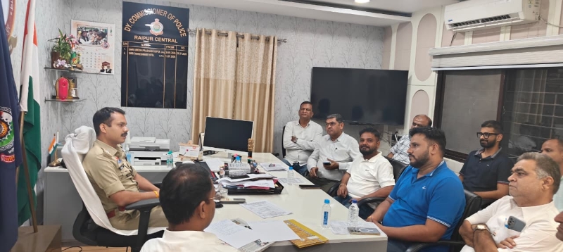 रायपुर में गरबा आयोजनों की सुरक्षा और शांति व्यवस्था को लेकर डीसीपी सेंट्रल तारकेश्वर पटेल सख्त, आयोजकों को अनुमति की शर्तों का अनिवार्य पालन करने के निर्देश; CCTV कैमरे, महिला-पुरुष सुरक्षा गार्ड, अग्निशमन उपकरण, प्राथमिक चिकित्सा और आपातकालीन मार्ग की व्यवस्था जरूरी—अश्लील, भड़काऊ या सांप्रदायिक सद्भाव बिगाड़ने वाली गतिविधियों पर रोक, नियमों के उल्लंघन पर अनुमति निरस्त कर होगी वैधानिक कार्रवाई