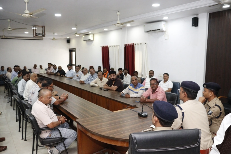 नवरात्रि और दुर्गा उत्सव को सुरक्षित व शांतिपूर्ण बनाने दुर्ग पुलिस की पहल, 150 से अधिक दुर्गा पंडाल एवं गरबा आयोजकों के साथ बैठक कर सुरक्षा, अग्नि एवं विद्युत सुरक्षा, भीड़ नियंत्रण और यातायात प्रबंधन के निर्देश जारी; पंडालों का सुरक्षा ऑडिट, बाधारहित आपातकालीन निकासी मार्ग, पर्याप्त पार्किंग और एम्बुलेंस-अग्निशमन वाहनों के लिए रास्ता रखना अनिवार्य—ध्वनि मानकों के पालन के लिए SOP वितरित