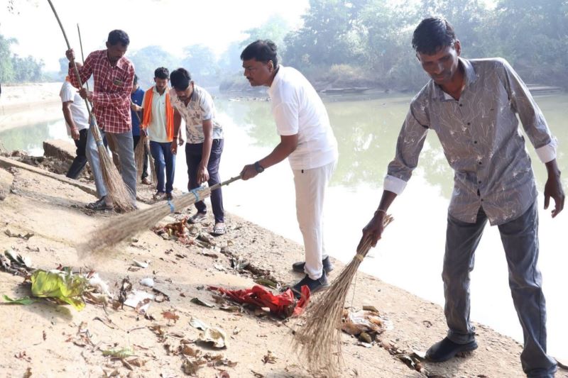 वन मंत्री केदार कश्यप ने जनभागीदारी से चलाया स्वच्छता अभियान, रामपुर आश्रम में नदी घाट और प्राकृतिक जल कुंड की सफाई; ग्रामीणों ने स्वच्छता एवं जल संरक्षण का लिया सामूहिक संकल्प