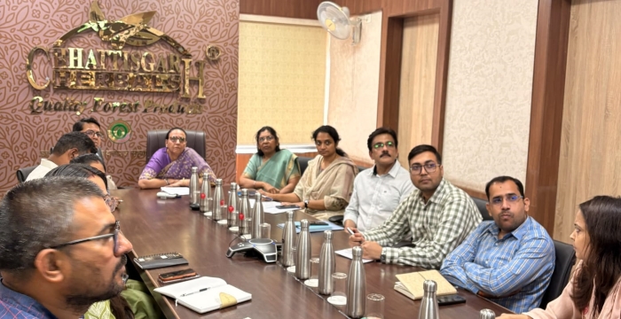 छत्तीसगढ़ के वन धन विकास केन्द्र मॉडल को नीति आयोग ने बताया अन्य राज्यों के लिए अनुकरणीय, लघु वनोपज से जनजातीय आजीविका और महिला सशक्तीकरण को मिल रही नई मजबूती; संग्रहण से प्रसंस्करण और विपणन तक महिला समूहों को मिल रहे रोजगार के अवसर