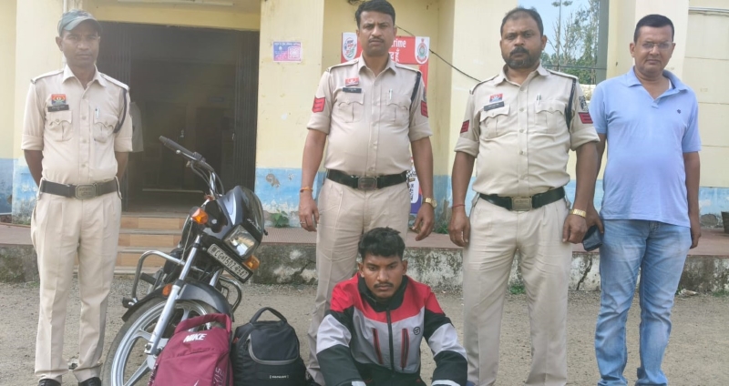 मुखबिर की सूचना पर लखनपुर पुलिस ने घेराबंदी कर पकड़ा गांजा तस्करी का आरोपी, बैग से 5.680 किलोग्राम गांजा बरामद; मोटरसाइकिल समेत कुल 1 लाख 65 हजार रुपए की संपत्ति जब्त, एनडीपीएस एक्ट के तहत मामला दर्ज कर आरोपी को न्यायालय में किया पेश