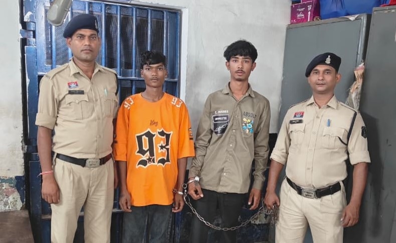 गांजा बिक्री के लिए ग्राहक तलाश रहे थे दो युवक, कोतवाली पुलिस ने घेराबंदी कर दबोचा! गांजा, स्कूटी और आईफोन सहित ₹1,50,500 का सामान जब्त, न्यायिक रिमांड पर भेजे गए आरोपी