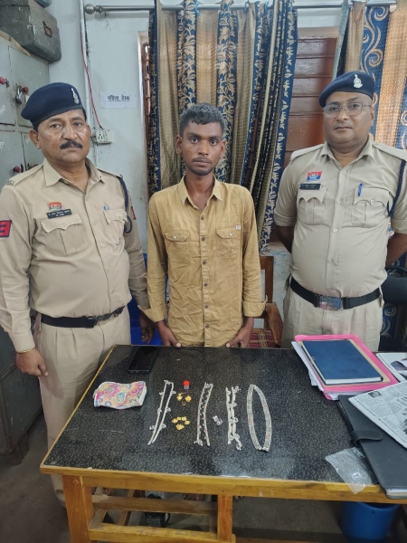 घर में घुसकर चोरी, फिर छज्जे में छिपाए आभूषण—खुर्सीपार पुलिस ने ऐसे पकड़ा आरोपी! सोने-चांदी की ज्वेलरी चोरी के मामले में 19 वर्षीय युवक गिरफ्तार, न्यायालय में किया गया पेश