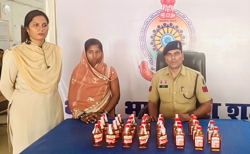 अब एक कॉल या WhatsApp संदेश से अवैध कारोबार पर पुलिस की नजर! ‘दृष्टि हेल्पलाइन’ की सूचना पर भाटापारा में कार्रवाई, ₹3,000 की 30 पाव देशी शराब के साथ महिला गिरफ्तार—यहां करें शिकायत: 94792 20392