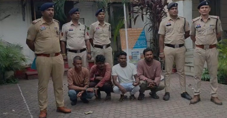 नौकरीपेशा प्रोफेसर को आसान निशाना समझ रची अपहरण और डिजिटल लूट की साजिश, परिजनों की सतर्कता से बची जान! पुसौर पुलिस ने 48 घंटे में बेनकाब किया पूरा गिरोह, मुख्य आरोपी समेत 4 गिरफ्तार—हत्या के मामले में जेल जा चुका है एक आरोपी