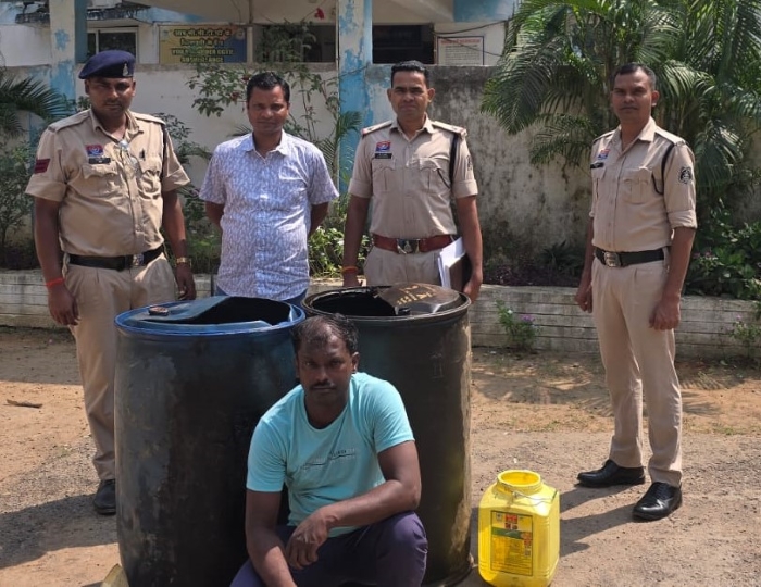 सस्ते डीजल की खरीद, झोपड़ी में अवैध भंडारण और सड़क पर महंगे दाम में बिक्री—रायगढ़ में कारोबार का खुलासा! छाल पुलिस ने 415 लीटर डीजल के साथ आरोपी को पकड़ा, असुरक्षित भंडारण पर आवश्यक वस्तु अधिनियम के तहत कार्रवाई