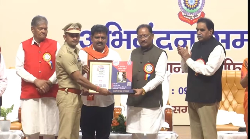 जांजगीर-चांपा पुलिस के ‘एक राखी साइबर जागृति’ अभियान को राज्य स्तरीय सम्मान, महज 1 घंटे में 1.65 लाख लोगों तक पहुंचा साइबर सुरक्षा का संदेश! नवाचार श्रेणी में मिला पुरस्कार, मुख्यमंत्री विष्णुदेव साय और गृहमंत्री विजय शर्मा ने किया सम्मानित