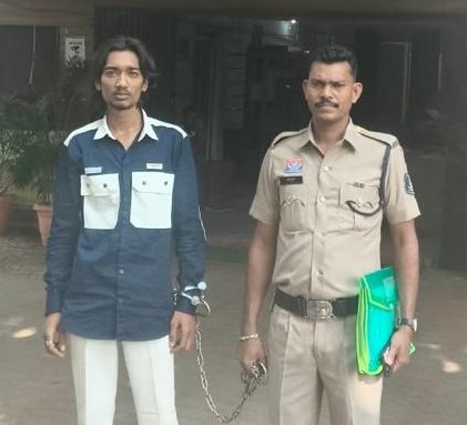 चाकू लहराकर लोगों में दहशत फैलाने वाला 19 वर्षीय युवक गिरफ्तार! टिकरापारा पुलिस की पेट्रोलिंग के दौरान कार्रवाई, आरोपी से बटनदार धारदार चाकू बरामद