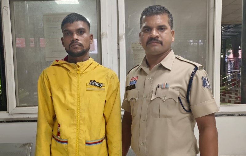 धारदार चाकू लेकर घूम रहा 24 वर्षीय युवक गिरफ्तार! गुढ़ियारी पुलिस की पेट्रोलिंग के दौरान घेराबंदी कर कार्रवाई, आरोपी राजा बघेल उर्फ सागर के कब्जे से लोहे का चाकू बरामद