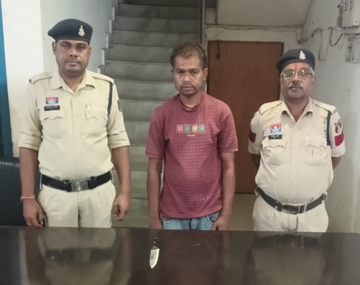 सार्वजनिक मार्ग पर धारदार चाकू लहराकर दहशत फैलाने की कोशिश, सूचना मिलते ही चकरभाठा पुलिस ने आरोपी को पकड़ा—लक्ष्मी प्रसाद साहू के विरुद्ध आर्म्स एक्ट की धारा 25, 27 के तहत कार्रवाई, चाकू बरामद