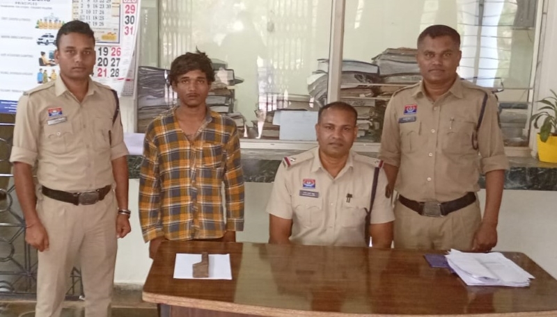 लोहे का धारदार चापड़ लहराकर लोगों को डराने वाला 19 वर्षीय युवक गिरफ्तार! कोटा पुलिस की रेड में सूरज वर्मा उर्फ घोड़ा पकड़ा गया, हथियार जब्त कर न्यायिक रिमांड पर भेजा